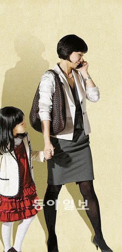 주부모델 심성은 씨와 딸이 기사 분위기에 어울리게 연출한 사진. 전영한 기자 scoopjyh@donga.com