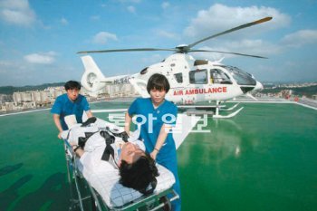 인천 남동구 구월동 가천대 길병원 응급의료센터 의료진이 옥상에 착륙한 닥터헬기에서 환자를 옮기고 있다. 가천대 길병원 제공