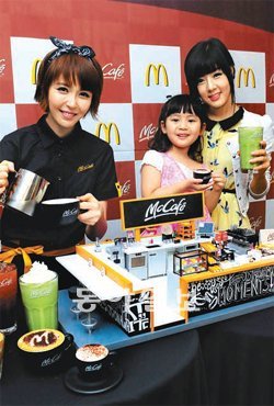한국맥도날드의 매장 내 커피전문점 ‘맥카페’에서 즐길 수 있는 다양한 종류의 음료와 디저트를 모델들이 선보이고 있다. 한국맥도날드 제공