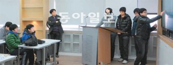 서울과학고 학생들이 2인 1조로 수학 과제의 풀이 방법을 교사와 다른 학생들에게 설명하는 모습. 서울과학고 제공