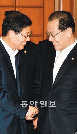 17일 열린 고위 당정청회의에서 김황식 국무총리(왼쪽)와 새누리당 황우여 대표가 악수하고 있다. 김동주 기자 zoo@donga.com