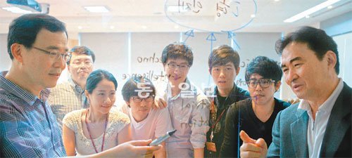 포스텍 미래IT융합연구원 김수영 원장(오른쪽)과 창의IT융합공학과 학생들이 융합형 인재에 관한 토론을 하고 있다.