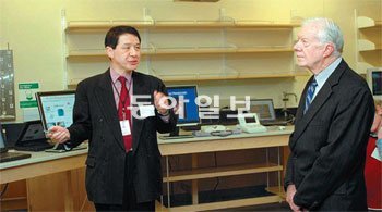 김용민 총장이 워싱턴대 교수이던 2006년 지미 카터 전 미국 대통령에게 생명공학 빌딩을 소개하고 있다. 김 총장이 빌게이츠재단의 기부금을 유치해 건립한 것이다. 포스텍 제공