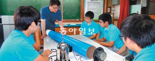 18일 인천 제물포고교 과학반 학생들이 물리실험실에서 특별연구활동 프로그램의 하나로 파동 현상을 알아보기 위해 ‘정상파’ 실험을 하고 있다. 김영국 동아닷컴 객원기자 press82@donga.com