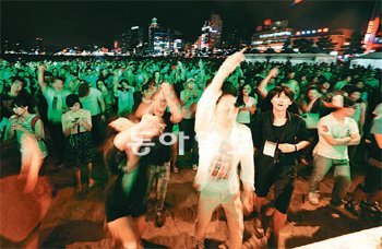 청년문화수도를 기획한 관계자들이 지난해 광안리해수욕장에서 ‘광안리의 밤’ 행사를
열어 젊은이들로부터 큰 호응을 얻었다. 청년문화수도 제공