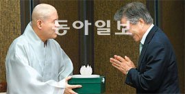 佛心속으로 민주통합당 문재인 의원(오른쪽)이 18일 서울 조계사를 방문한 자리에서 자승 총무원장으로부터 연꽃 향로를 선물로 받고 있다. 변영욱 기자 cut@donga.com