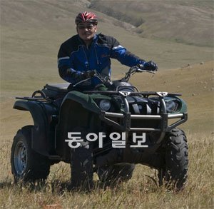 몽골은 달리는 곳이 길이요, 오르는 곳이 정상이다. 윤광준 씨가 사륜 오토바이(ATV)를 몰고 길을 만들며 달리고 있다. 윤광준 씨 제공