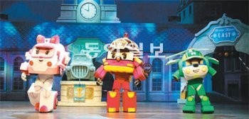 12억 원의 제작비가 투입된 가족 뮤지컬 ‘로보카 폴리’에는 조이스틱으로 조종하는 로봇 자동차 13대가 등장한다. PMC프로덕션 제공