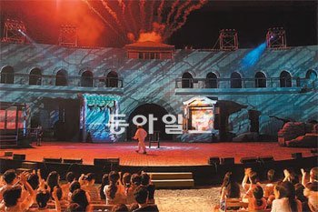 밀양여름공연예술축제가 열리는 밀양연극촌이 자랑하는 800석 규모의 야외 성벽극장. 밀양여름공연예술축제 제공
