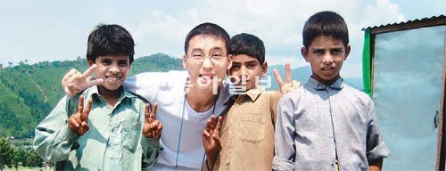 입학사정관제로 대학에 합격한 선배들이 ‘Dream 멘토단’을 만들었다. 대표 김성현 씨
(왼쪽에서 두 번째)는 중1 때부터 꾸준히 한 봉사활동을 인정받았다. 사진은 2006년 파
키스탄에서 지진 복구 집짓기 봉사활동을 한 모습. 김성현 씨 제공