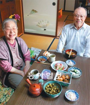 미야자와 긴이찌로(83) 씨 부부의 식단. 염분을 줄인 채소와 매실 등을 섭취하는 것이 건강비결이라고 말했다. 사쿠=이기진기자 doyoce@donga.com