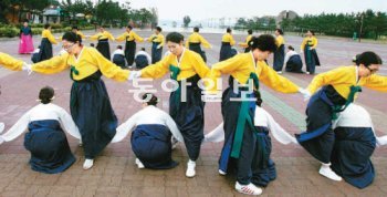 경북 동해안에 전해오는 여성 전통놀이 월월이청청 공연. 마을 풍요와 다산을 빌었다. 포항시 제공