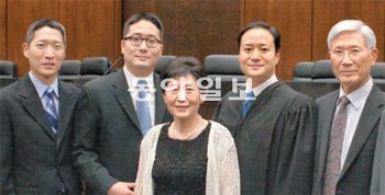 13일 미국 시카고 도심의 덕슨연방법원 25층 제임스 벤턴 파슨스 메모리얼 법정에서 열린 존 리 연방판사 취임식에 가족들이 자리를 같이했다. 사진 왼쪽부터 동생 대니얼 리 컴퓨터 컨설턴트, 데이비드 리 수학교사, 어머니 이화자 씨, 존 리 판사, 아버지 이선구 씨. Genevieve Lee, TrueLee Photography 제공