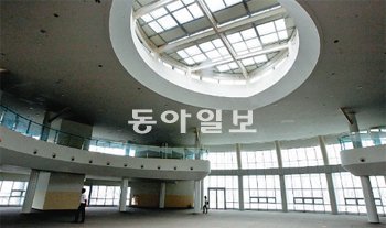 18일 오전 서울 반포대교 남단 세빛둥둥섬 제2섬 내부. 플로섬 관계자들이 텅 비어 있는 홀 내부를 둘러보고 있다. 건물 외벽 유리창에는 먼지가 잔뜩 끼어 있고 실내에는 오물과 거미줄이 눈에 띄었다. 안철민 기자 acm08@donga.com