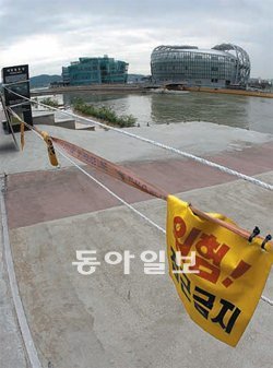 18일 오전 서울 서초구 반포동 반포한강공원에서 세빛둥둥섬으로 이어지는 길목에 장마로 일반인의 출입을 금지하는 표지가 붙어 있다. 안철민 기자 acm08@donga.com