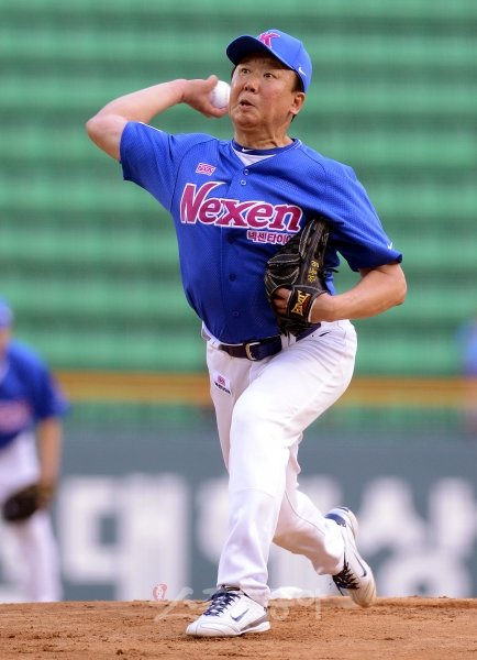 20일 서울 잠실야구장에서 열린 \'넥센타이어 한-일 프로야구 레전드매치 2012\' 경기에서 선발 등판한 선동열 감독이 역투하고 있다. 잠실 | 김종원기자 won@donga.com 트위터 @beanjjun