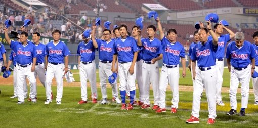 한국 레전드 올스타들이 20일 잠실구장서 열린 ‘한일 프로야구 레전드 매치’에서 승리한 뒤 관중석을 향해 인사하고 있다. 한일 
레전드 올스타들은 승패를 떠나 녹슬지 않은 기량으로 팬들의 이목을 집중시켰다. 잠실｜김종원 기자 won@donga.com 트위터 
@beanjjun