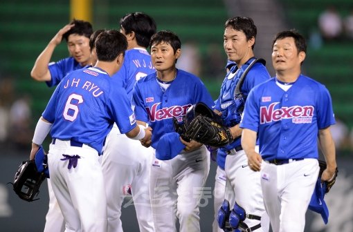 20일 서울 잠실야구장에서 열린 '넥센타이어 한-일 프로야구 레전드매치 2012' 경기에서 5-0 승리를 거둔 한국레전드 선수들이 경기 종료 후 하이파이브 하고 있다. 잠실 | 김종원기자 won@donga.com 트위터 @beanjjun