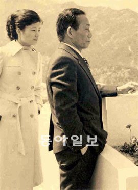1978년 4월 5일 서울대 관악캠퍼스를 둘러보는 박정희 대통령과 박근혜 부녀. 동아일보DB
