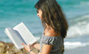 한 달 남짓 되는 바캉스 기간엔 강변이나 바닷가 등 어디에서나 책을 펼쳐든 프랑스인들을 볼 수 있다. 프랑스 Europe1 홈페이지