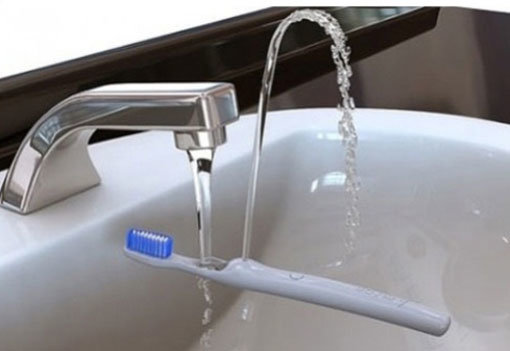 컵이 필요없는 칫솔(출처= 커뮤니티 게시판)