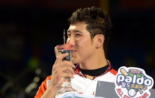 21일 대전구장에서 펼쳐진 프로야구 올스타전에서 MVP에 오른 황재균이 트로피에 입맞추며 기쁨을 표현하고 있다. 황재균은 “내 
생애 최고의 날”이라며 기뻐했다. 대전｜김민성 기자 marineboy@donga.com 트위터 @bluemarine007