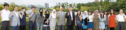 영남대 박정희대학원을 방문한 말라야대 학생들이 이효수 영남대 총장(가운데)과 기념 사진을 찍고 있다. 영남대 제공