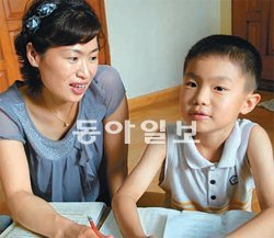 이병재 군이 어머니와 함께 중국어를 공부하고 있다. 이권효 기자 boriam@donga.com
