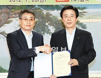 김범일 대구시장(오른쪽)과 조홍식 젬텍 대표가 투자협약을 맺고 있다. 대구시 제공