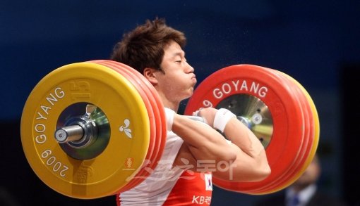 올림픽 남자 역도 2연패를 노리는 사재혁. 가장 큰 적은 라이벌 선수들이 아니라 바로 부상이다. 사진은 2009년 고양 세계역도선수권대회 용상 경기에 출전한 사재혁의 모습. 스포츠동아DB