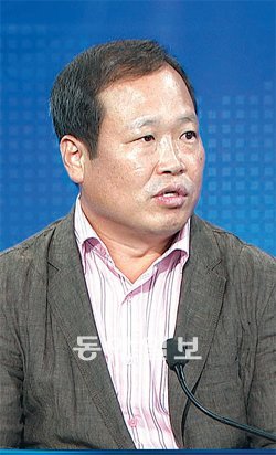 박지성의 아버지 박성종 씨가 23일 채널A의 ‘박종진의 시사토크 쾌도난마’에 출연해 질문에 답하고 있다. 채널A 제공