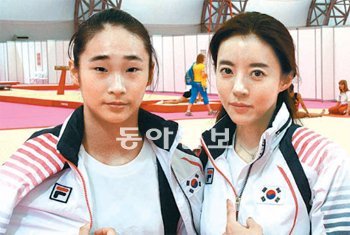 기계체조 여자대표팀 김은지 코치(오른쪽)가 22일 런던 노스그리니치 경기장 인근의 체조 훈련장에서 여자 개인종합 경기에 출전하는 허선미와 함께 선전을 다짐하고 있다. 허선미는 상위 24명까지 이름을 올리는 결선 진출을 목표로 하고 있다. 런던=박경모 기자 momo@donga.com