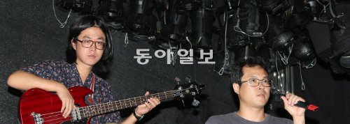구남과여라이딩스텔라의 조웅(왼쪽)과 어어부 프로젝트의 백현진. 콘서트에 쓸 안마기를 앞세워 베이스 기타를 잡은 조웅은 “어쨌든 이번 공연은 얄궂은 작업이 될 것 같다”고, 마이크를 든 백현진은 “악보는 없고, 가사는 있고, 선율은 내 몸 안에 있다”고 했다. 김미옥 기자 salt@donga.com