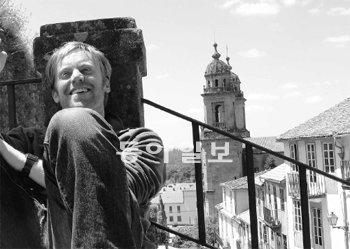 고대철학으로 우울증과 사회불안장애 등을 극복하고 철학을 알리는 활동에 앞장서고 있는 영국의 젊은 철학전도사 줄스 에번스 씨. 그는 삶을 사랑하는 데 도움이 되는 고대철학자들의 가르침을 담아 신간 ‘철학을 권하다’를 펴냈다. 줄스 에번스 홈페이지(philosophyforlife.org)