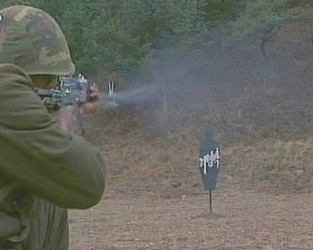 북한 군인들이 이명박 대통령의 실명이 적혀있는 표적지에 사격 훈련을 하고 있다.  (서울=연합뉴스)