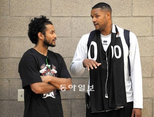 드래프트 현지에서 전태풍과 이야기중인 챈들러. 동아일보DB