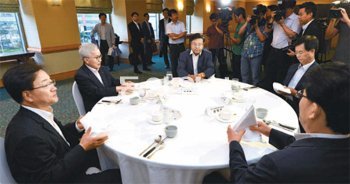 24일 오전 서울 서초구 반포동 메리어트호텔에서 경제5단체 부회장단이 긴급간담회를 가졌다. 이동근 대한상의 상근부회장, 정병철 전경련 상근부회장, 김영배 경총 상임부회장, 김무한 무역협회 전무, 송재희 중기중앙회 상근부회장(왼쪽부터)이 참석했다. 장승윤 기자 tomato99@donga.com