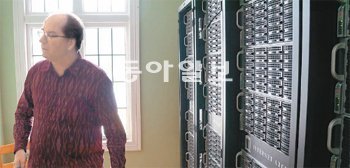 브루스터 케일 씨가 인터넷 아카이브(IA)의 서버실에서 온라인의 정보를 저장하는 원리에 대해 설명하고 있다. 샌프란시스코=김상훈 기자 sanhkim@donga.com