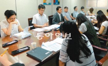 인천시교육청 소속 장학관과 장학사들이 17일 인천 서운고를 방문해 2013학년도 대학수학능력시험에 대비해 상담을 하고 있다. 인천시교육청 제공