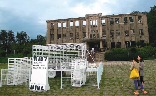 철원 노동당사 앞에 설치된 김량 씨의 ‘나의 성스러운 처소’는 지역 농민들이 실제 사용했던 농사용 기구를 소재로 만든 설치작품이다. 철원=고미석 기자 mskoh119@donga.com