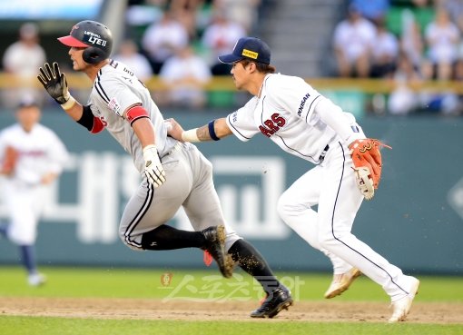 후반기 첫 경기부터 맞붙은 ‘잠실 라이벌’ 두산과 LG에게 24일 경기는 물러설 수 없는 한 판이었다. 2회초 LG 공격 1사 1루서 오지환의 내야 땅볼 때 1루주자 서동욱(왼쪽)이 두산 1루수 오재원에게 태그아웃 당하고 있다. 잠실｜김민성 기자 marineboy@donga.com 트위터 @bluemarine007