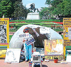 미국 워싱턴 백악관 앞 ‘피스 캠프’ 의 주인인 콘치타 피시오토 할머니가 피켓을 들고 반전시위를 벌이고 있다. 사진 출처 워싱턴포스트