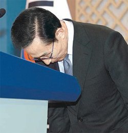 이명박 대통령이 24일 청와대 춘추관에서 친인척 측근 비리에 관해 담화를 발표하며
국민에게 사과하고 있다. 청와대사진기자단