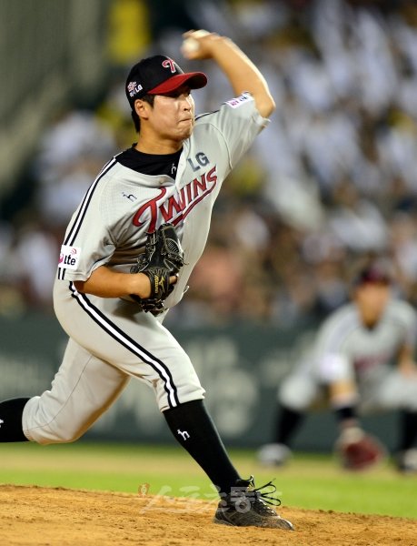 25일 오후 서울 잠실야구장에서 '2012 팔도 프로야구' 두산 베어스와 LG 트윈스의 경기가 열렸다. 7회말 두산 공격때 고양 원더스에서 LG에 입단한 이희성이 힘차게 볼을 던지고 있다. 잠실｜김민성 기자 marineboy@donga.com 트위터 @bluemarine007