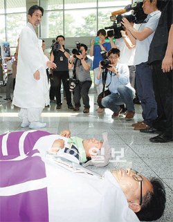 강기갑 가로막은 구당권파 통합진보당 강기갑 대표가 25일 서울 용산구 백범기념관에서 열린 당 중앙위 회의에 참석하려다 이석기 김재연 의원 제명에 반대하는 구당권파 당원들의 시위에 막혀 발길을 돌리고 있다. 강 대표는 다른 문을 통해 회의에 참석했다. 전영한 기자 scoopjyh@donga.com