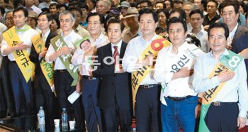 민주통합당 대선 예비경선 주자 8명이 25일 광주 서구 김대중컨벤션센터에서 열린 합동연설회를 시작하기 전에 국민의례를 하고 있다. 앞줄 왼쪽부터 손학규 조경태 문재인 박준영 김정길 김두관 김영환 정세균 후보. 광주=박영철 기자 skyblue@donga.com