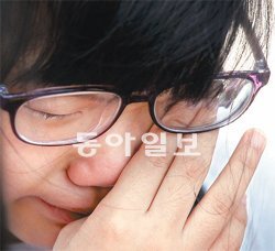 “아름아…” 통영 눈물의 장례식 25일 고 한아름 양(10)의 영정을 앞세운 운구 행렬이 한 양의 모교인 경남 통영시 산양초등학교 운동장으로 들어오자 같은 반 친구가 울음을 터뜨리고 있다. 통영=양회성 기자 yohan@donga.com