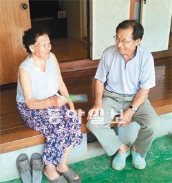 전남 고흥지역에 올해 첫 폭염주의보가 발효된 26일, 안심이 믿음이인 한 마을이장이 80대 할머니의 안부를 묻고 있다. 고흥군 제공