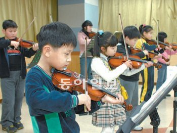 부산 부산진구 관내 초중학교 학생들이 구에서 운영하는 청소년예술학교 방과후 프로그램에 참여해 바이올린을 배우고 있다. 부산진구 제공