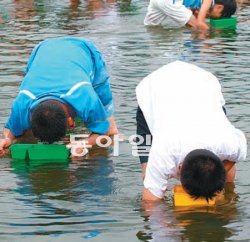 27∼29일 충북 괴산군 칠성면 둔율강변에서 숙취 해소에 으뜸인 올갱이를 주제로 한 축제가 열린다 괴산군 제공